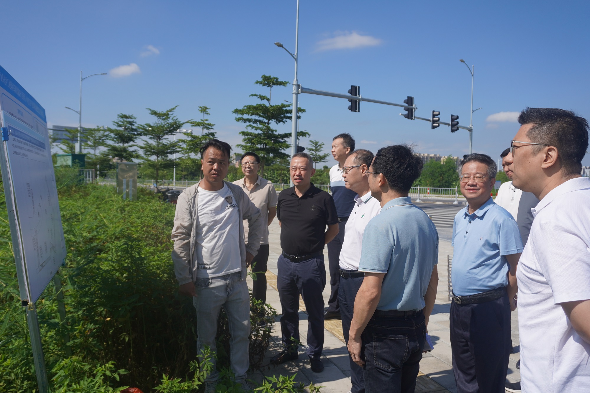 区人大常委会调研我区房地产与建筑产业发展情况和检查民生实事项目实施情况